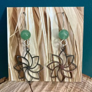 Flower star earrings with green gemstones
